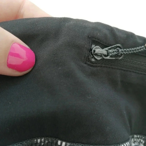 Lululemon Speed Shorts Lined 2.5" in Mash Up White Black Floral 4 - Picture 12 of 16